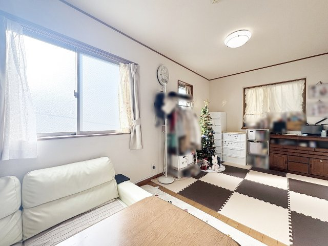 ゆったりとしたリビング。　室内明るくゆったり快適に過ごせます♪