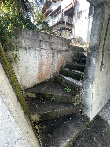 駐車場から家へと繋がる屋外階段が設置されています