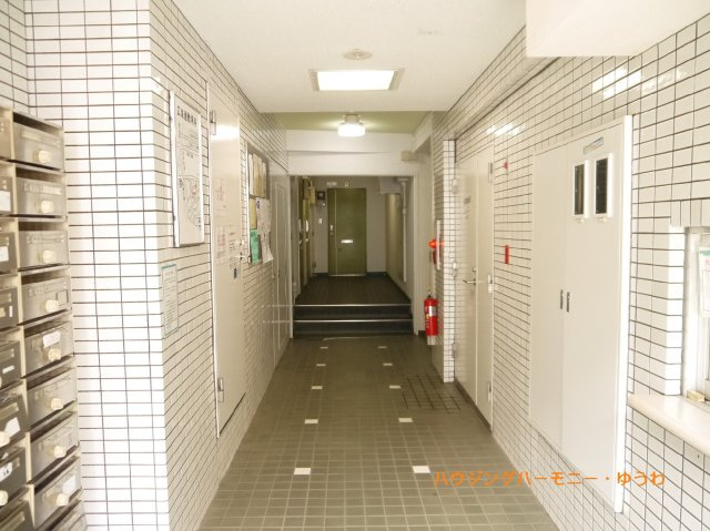 清潔感と歓迎感があるエントランスホールとなります。