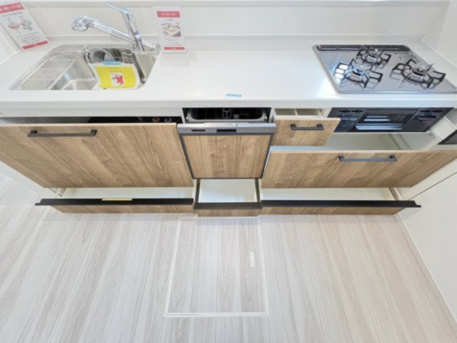 【大容量スライド収納】奥の物も取り出しやすく、整理整頓もスムーズ。食洗機も備え、家事効率がさらにUP