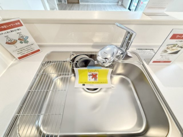 浄水器内蔵型ハンドシャワーです。シンク周りのお掃除もしやすく、綺麗が保てます。