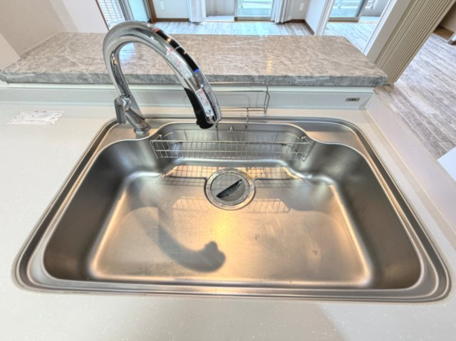 【シンク】　浄水器付きのタッチレス水栓を採用しているため、お料理中の汚れた手でも触らずに戸水・止水できて非常に便利です。節水効果も期待できます。