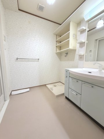 【室内洗濯機置き場】　上部のキャビネットにランドリーグッズなどを収納できます。