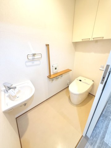 【トイレ】　空間を広く使える、デザイン性の高い人気のタンクレストイレです。