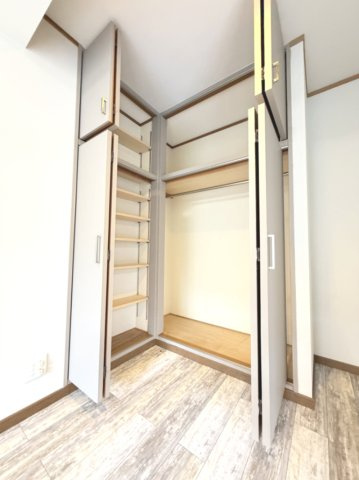 【洋室約8.0帖　収納？】　棚板の位置をお好みで動かせる可動棚が備わっております。