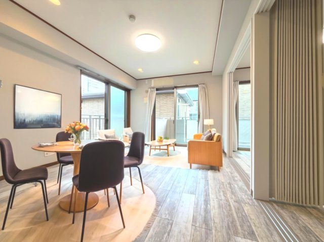 【LDK約6.0帖】　2面採光の明るいリビングは角部屋だからこその仕様です。明るいお部屋での生活は、ご家族をあたたかく包んでくれる優しいものなりそうです。※家具・家電はCGイメージです。