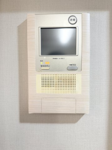 【TVモニター付きインターフォン】　訪問者の顔を見ることができるので、安心してドアを開けられます。