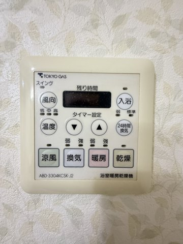 【浴室乾燥機】　冬場の冷え込む浴室をあたためたり、梅雨時の洗濯物を乾かしたりと、生活に便利な設備を備えております。