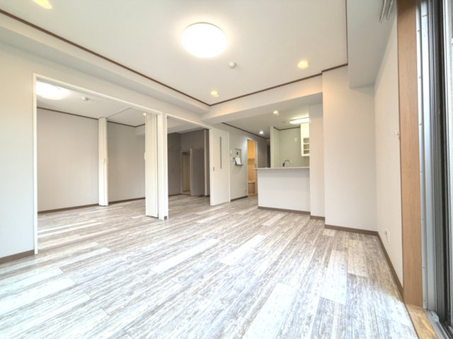 【LDK約6.0帖】　リビングに隣接する洋室の建具は引込み戸を採用。用途に合わせて空間をフレキシブルに活用できます。　
