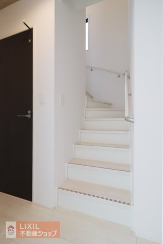 階段は手すり付き・折り返し設計。安全性の確保はもちろんのこと、住む人にとって上りやすく不便を感じない造りです。