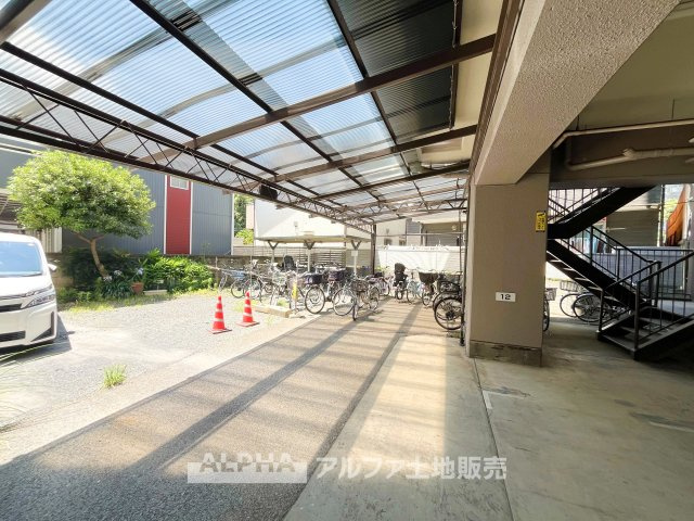 【Bicycle　Space】　◆駐輪スペース◆自転車を複数台置けるスペースを確保。通勤・通学用はもちろん、お子様の自転車や趣味のバイク置場としても使いやすい住まいです。