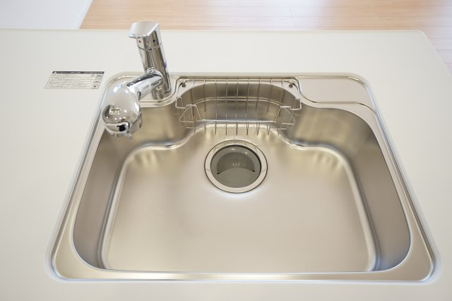 ◆キッチン水栓、浄水器◆　広々としたシンクで食器や調理器具等の洗い物が楽にできます。水栓は浄水器付きです。　簡単においしいお水を使用することが出来ます。カートリッジの交換も簡易です。