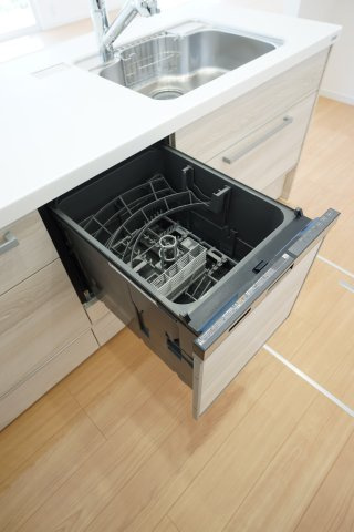 ◆食器洗浄乾燥機◆　洗剤を入れて、スタートボタンを押すだけで簡単に洗浄から、乾燥まで行うことが出来ます。　時短家事にお勧商材♪食洗機が不要な方も食器を洗った後の置場として使用する事でキッチンがスッキリ