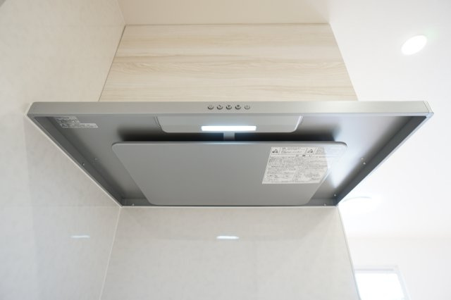 ◆換気扇◆　スタイリッシュな換気扇を採用。3段階の強弱から選択できます。手元灯もあり作業がしやすい仕様です。