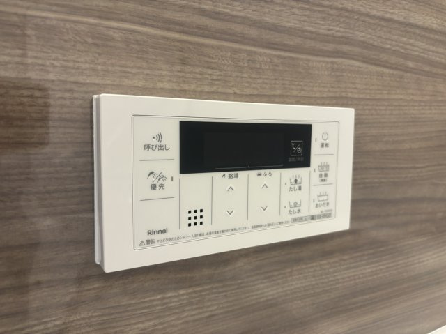 ◆給湯器リモコン◆　給湯器も交換済みです。自動湯張り、追い炊き機能付きです。　浴室、リビング（キッチン）の2か所で操作する事が可能です。