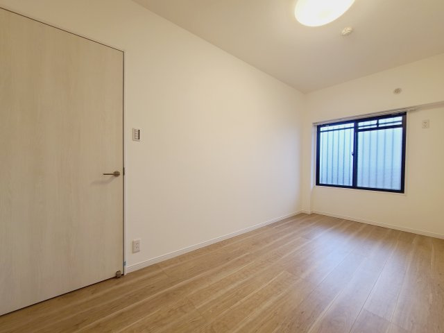 〇各部屋には窓が付いているので全体的に明るくなっております。広めの収納スペースもあるので嬉しいポイントですね。