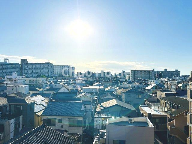手を伸ばせば、ふれることが出来そうな環境が、そのままインテリアになったような印象です。その豊かな眺望にふさわしい空間には、通風・採光にも優れ、心地よい光と風があふれています