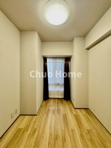 【寝室】心と体をゆったりと安らげる主寝室。寝室のゆとりが大きい分だけ、暮らしの安らぎは深まります。一日の疲れを癒すだけでなく、ご夫婦の親密な語らいを紡ぎ出します