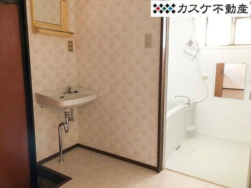 洗面所には勝手口があり、汚れた服装のままでお風呂に直行することができます。