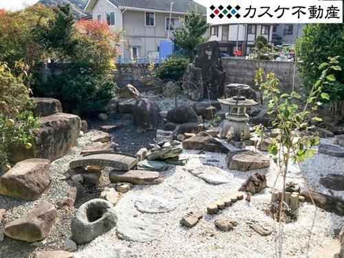 作り込まれた日本庭園風のお庭です。忙しい日々でもお庭を見ると癒されそうです。