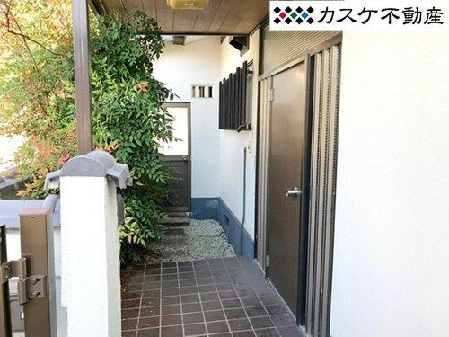 玄関。大きな庇があり雨の日でも安心です。