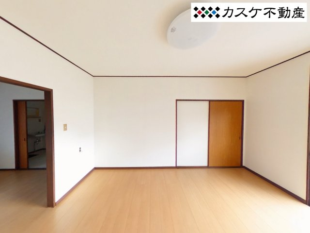 ダイニングキッチンから続くリビング6畳。掃き出し窓から太陽光が差し込む明るい部屋です。