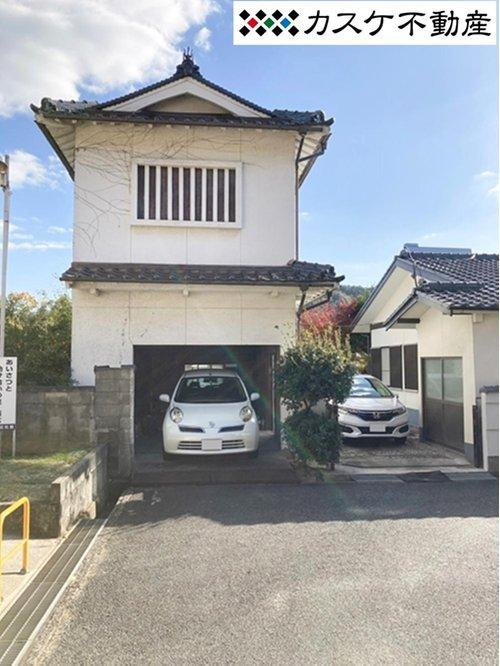 母屋とは別棟の蔵。立派な外観です。1階部分は車庫として利用可能、2階は和室になっています。
