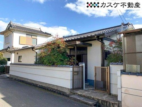 立派な門があるので防犯的にも安心です。