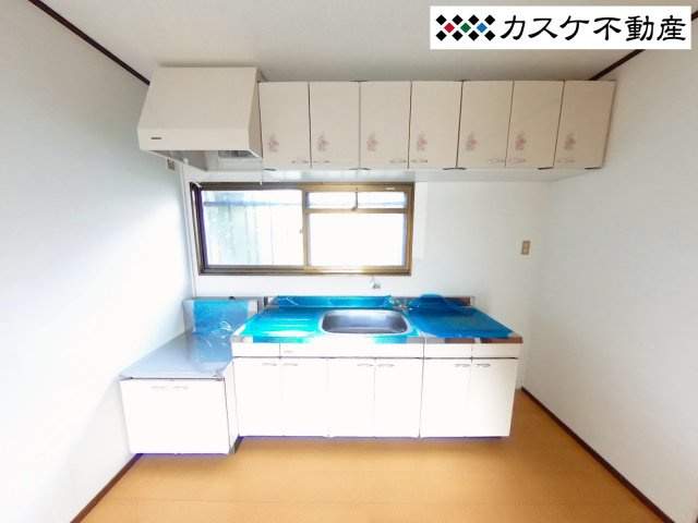 流し台新しいものに交換済みです。近くに窓があるので料理の匂いが籠りません。