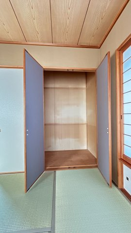 押入