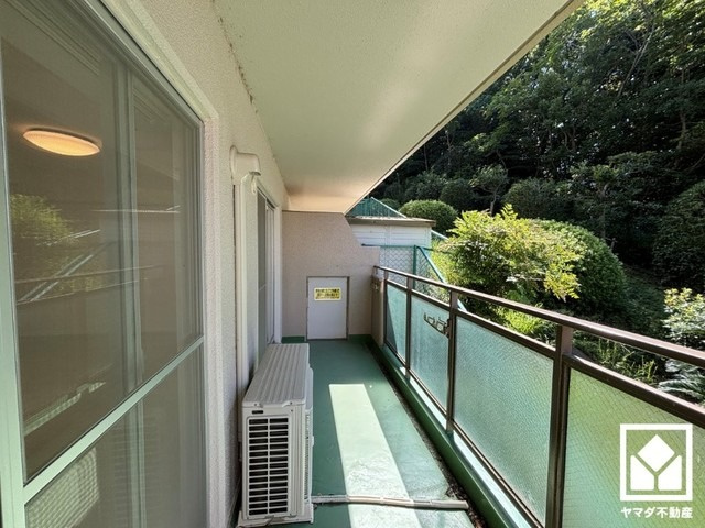 南向きで陽当たり、風通し良好。緑に囲まれたバルコニーで、陽射しを感じながら贅沢な時間を過ごすことができます。