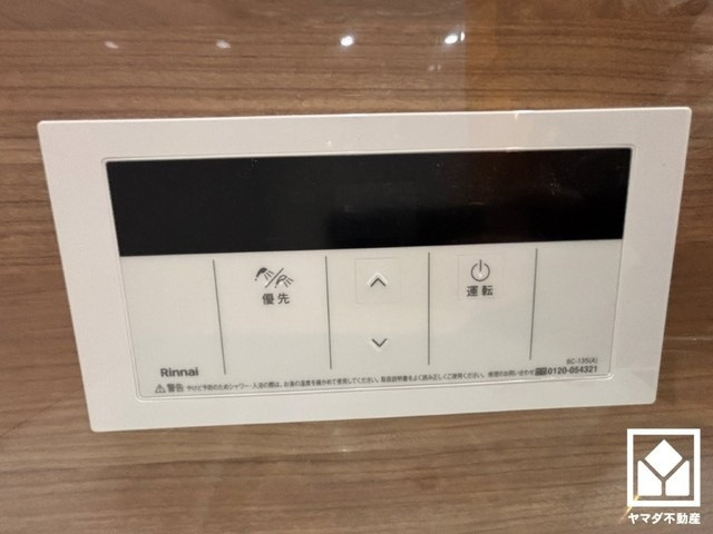 安全性を確保できる優先ボタンがございます。優先中はキッチンからの温度変更ができなくなるため、シャワー中に急に熱湯や冷水が出る状況を防ぐことができます。