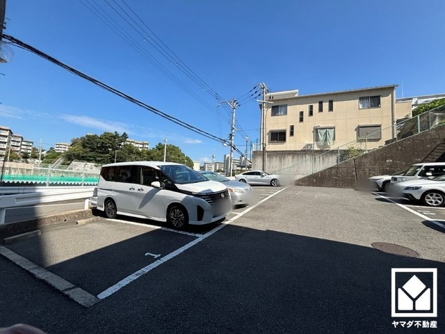 「関西スーパー大社店」まで徒歩11分、「セブンイレブン西宮柳本町店」まで徒歩12分など、お買い物施設が徒歩圏内に複数あり便利な住環境です。