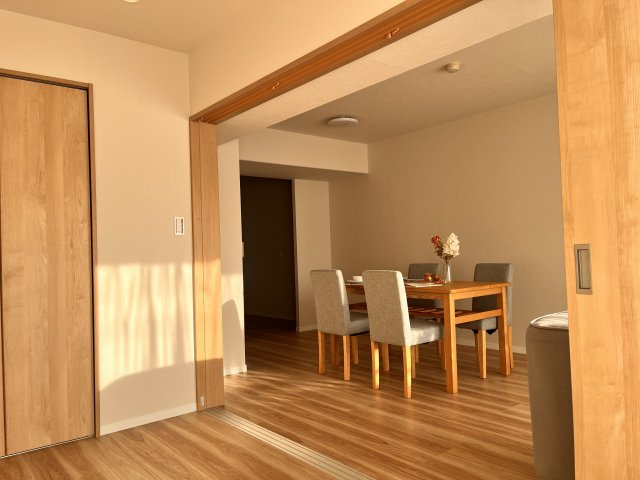 3連扉をあけると合わせると20帖をこえるので、広々スペースで、大画面のテレビをおくことも可能です。