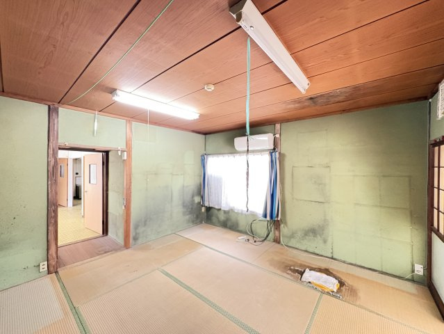 畳の心地よさを感じながらゆったりと過ごせる空間です。窓からやわらかな光が入り、風通しも良く、心地よい住環境を実現します。リフォームによりさらに魅力的な空間へと仕上げることも可能です。