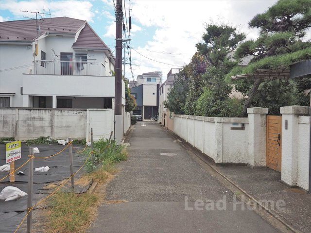 閑静な住宅街に位置する明るい前面道路です！周りを気にせず落ち着いて穏やかに過ごせますね♪