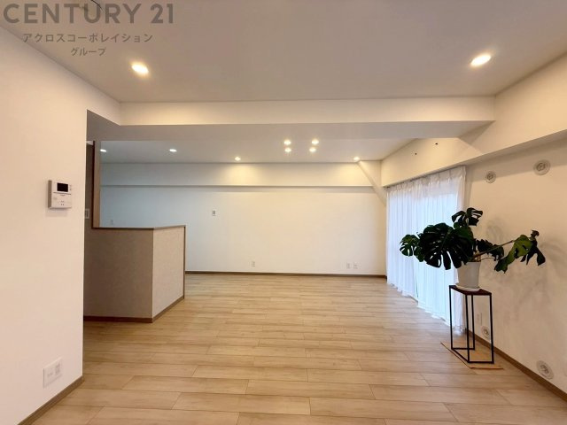 広々としたリビングに設置された大きな窓から光が差し込み、開放的で明るい空間となっております。