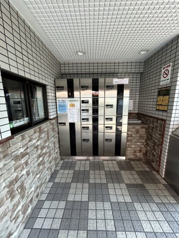 宅配ボックス・オートロックを備えた安心のエントランス。暮らしの利便性と防犯性を兼ね備えた共用設備です。