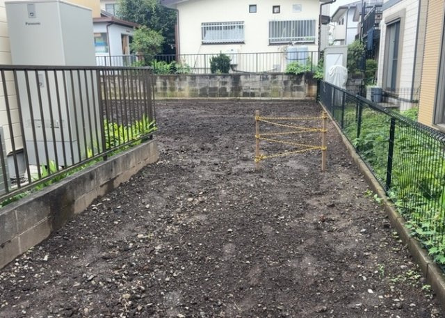 土地の形が極端に長細かったり、狭小地、あるいは道路との高低差がある傾斜地だった場合、後々売ろうとしても買い手がつかない場合もあります。後々、売却することになった時に価値の下がらない土地を選びましょう。