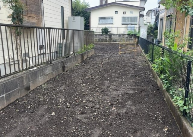 土地の面積＝住宅面積ではありません。建ぺい率の問題などで、土地のある場所によって住宅を建てられる面積は限られています。高さもしかり、「土地」という言葉の中には、建築条件も含まれると考えておきましょう。