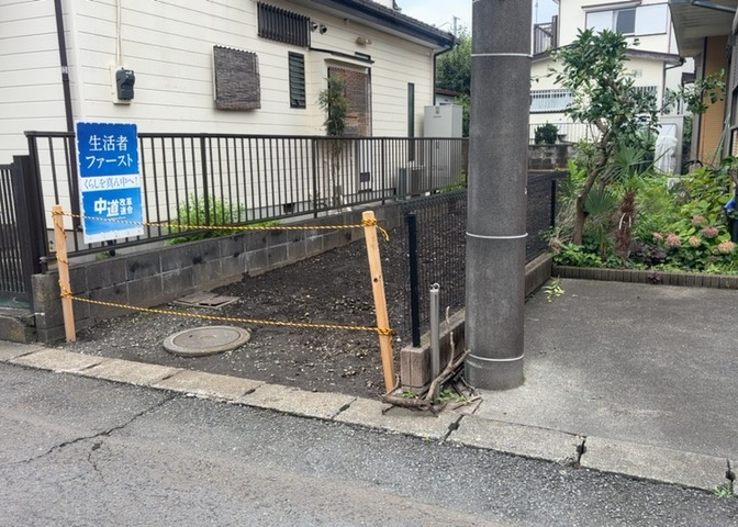 家を建てる場合、方位は要チェックです。現実的に日当たりのよい家ならばリビングは南側、建築基準法でも北側に当たる家への配慮は求められています。土地を見学に行く際は、方位磁針を持って行くようにしましょう。