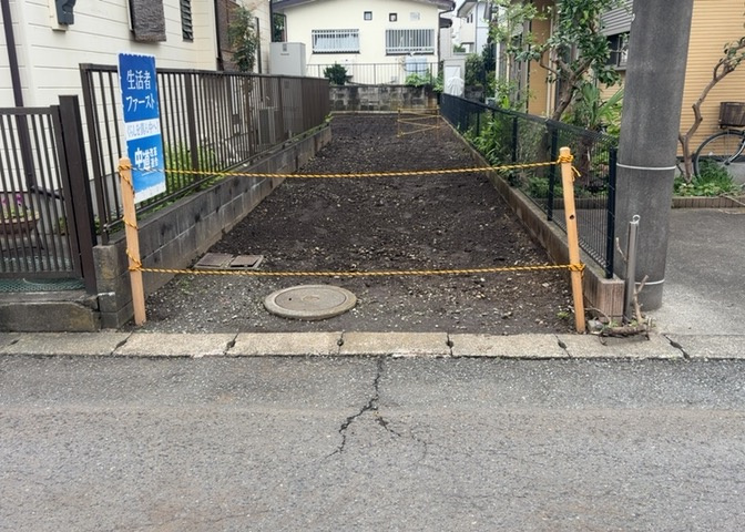 土地の前の道路に消火栓が設置されていることがあります。この場合、道路交通法第45条第1項により、駐車禁止の場所が指定されています。そのため、車庫などの駐車スペースをつくることができない場合があります。