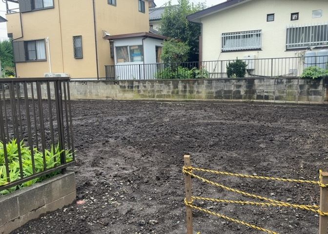 土地購入を検討されている場合、境界杭がない状態で購入してしまうと境界確定測量をする必要があり、費用がかかります。購入の前に、売主、隣土地所有者立ち合いのもと境界を確定し境界杭を設置するのがベストです。