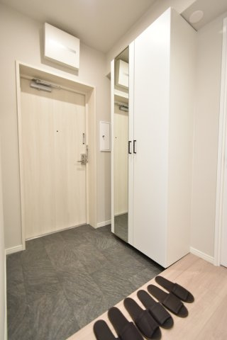 大容量のシューズボックス！便利な姿見付きです！内部は可動棚棚になっているので高さも自在に調整可能です♪