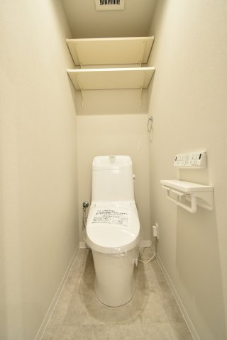 最新の節水型トイレです！隅々までお掃除のしやすい構造になっています！100年キレイが続くコーティングが施されています♪