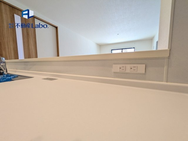 ●B号棟キッチンコンセント●　こちらも全棟標準設備♪ミキサーなどを使う時に、わざわざ延長コードを利用する必要がありません！