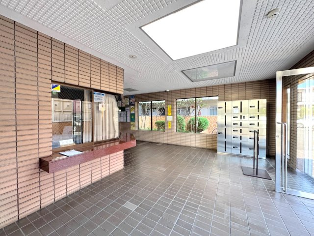 エントランスホール　管理員さんが日中いらっしゃるため（日勤管理）、共用部分も綺麗に保たれております。安心感のあるエントランスホールです。