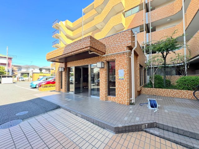 エントランス入り口　落ち着いた雰囲気のエントランスです。周辺は第一種住居地域という、良好な住環境が守られたエリアとなっております。