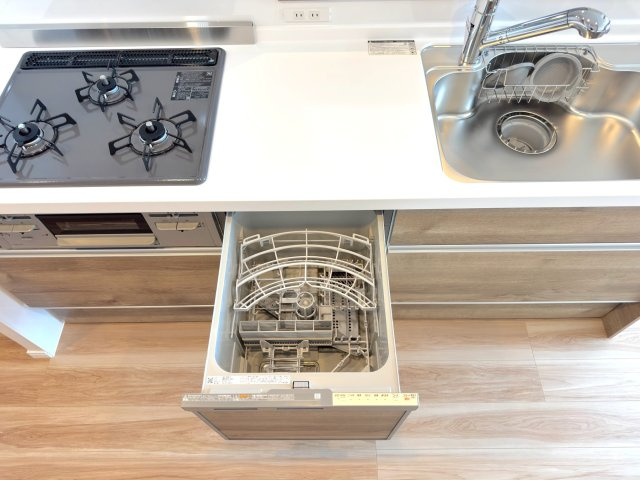 食洗機　システムキッチンには食器洗浄機が内蔵されています。手洗いの手間が省ける分、ご家族との団らんの時間を増やせますね。