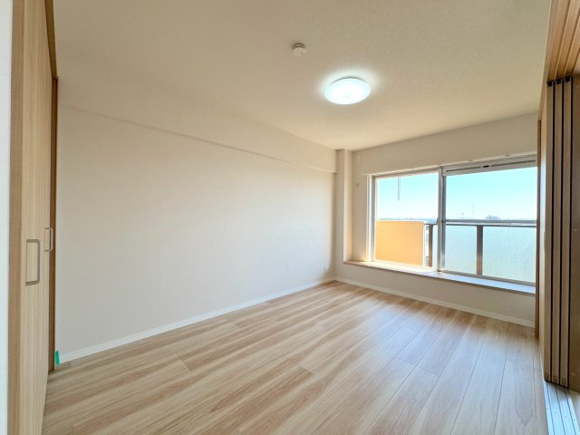 洋室5.9帖　　5.9帖の洋室は、主寝室としてのご利用にぴったりです。クローゼットを備えており、お部屋を広くゆったりとお使いいただけます。